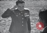 Immagine di Il vice Premier Hong Myung egli presenta medaglie da esercito sovietico La Corea del Nord, 1948, secondo 62 filmato di repertorio 65675028802