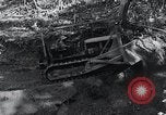 Standbild Bulldozer löscht Straße Birma, 1943, aus Sekunde 3 historischem Filmmaterial Videoclip 65675028820