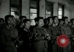 Image Président du Parti des travailleurs Kim Du Bong présente des médailles Corée, 1947, de la seconde 7 séquences d'archives historiques vidéo 65675028832