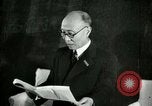 Image Président du Parti des travailleurs Kim Du Bong présente des médailles Corée, 1947, de la seconde 13 séquences d'archives historiques vidéo 65675028832
