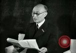 Image Président du Parti des travailleurs Kim Du Bong présente des médailles Corée, 1947, de la seconde 14 séquences d'archives historiques vidéo 65675028832