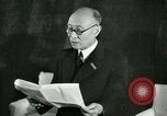 Image Président du Parti des travailleurs Kim Du Bong présente des médailles Corée, 1947, de la seconde 16 séquences d'archives historiques vidéo 65675028832