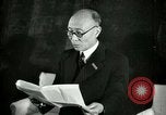 Image Président du Parti des travailleurs Kim Du Bong présente des médailles Corée, 1947, de la seconde 17 séquences d'archives historiques vidéo 65675028832