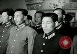 Image Président du Parti des travailleurs Kim Du Bong présente des médailles Corée, 1947, de la seconde 18 séquences d'archives historiques vidéo 65675028832