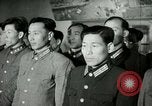 Image Président du Parti des travailleurs Kim Du Bong présente des médailles Corée, 1947, de la seconde 19 séquences d'archives historiques vidéo 65675028832