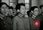 Image Président du Parti des travailleurs Kim Du Bong présente des médailles Corée, 1947, de la seconde 22 séquences d'archives historiques vidéo 65675028832