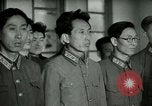 Image Président du Parti des travailleurs Kim Du Bong présente des médailles Corée, 1947, de la seconde 25 séquences d'archives historiques vidéo 65675028832
