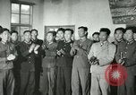 Image Président du Parti des travailleurs Kim Du Bong présente des médailles Corée, 1947, de la seconde 30 séquences d'archives historiques vidéo 65675028832