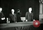 Image Président du Parti des travailleurs Kim Du Bong présente des médailles Corée, 1947, de la seconde 31 séquences d'archives historiques vidéo 65675028832