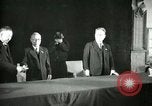 Image Président du Parti des travailleurs Kim Du Bong présente des médailles Corée, 1947, de la seconde 32 séquences d'archives historiques vidéo 65675028832