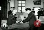 Image Président du Parti des travailleurs Kim Du Bong présente des médailles Corée, 1947, de la seconde 35 séquences d'archives historiques vidéo 65675028832