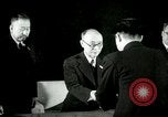 Image Président du Parti des travailleurs Kim Du Bong présente des médailles Corée, 1947, de la seconde 37 séquences d'archives historiques vidéo 65675028832