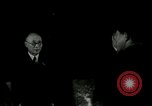 Image Président du Parti des travailleurs Kim Du Bong présente des médailles Corée, 1947, de la seconde 40 séquences d'archives historiques vidéo 65675028832
