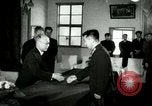 Image Président du Parti des travailleurs Kim Du Bong présente des médailles Corée, 1947, de la seconde 42 séquences d'archives historiques vidéo 65675028832