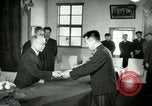 Image Président du Parti des travailleurs Kim Du Bong présente des médailles Corée, 1947, de la seconde 43 séquences d'archives historiques vidéo 65675028832