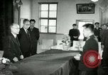 Image Président du Parti des travailleurs Kim Du Bong présente des médailles Corée, 1947, de la seconde 44 séquences d'archives historiques vidéo 65675028832