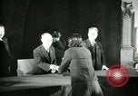 Image Président du Parti des travailleurs Kim Du Bong présente des médailles Corée, 1947, de la seconde 51 séquences d'archives historiques vidéo 65675028832