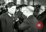 Image Président du Parti des travailleurs Kim Du Bong présente des médailles Corée, 1947, de la seconde 59 séquences d'archives historiques vidéo 65675028832