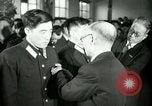 Image Président du Parti des travailleurs Kim Du Bong présente des médailles Corée, 1947, de la seconde 60 séquences d'archives historiques vidéo 65675028832