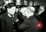 Image Président du Parti des travailleurs Kim Du Bong présente des médailles Corée, 1947, de la seconde 61 séquences d'archives historiques vidéo 65675028832