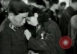 Image Président du Parti des travailleurs Kim Du Bong présente des médailles Corée, 1947, de la seconde 62 séquences d'archives historiques vidéo 65675028832