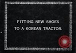 Standbild koreanischen Bauern Nägel Stahl Schuhe zu seiner Bulle Korea, 1936, aus Sekunde 4 historischem Filmmaterial Videoclip 65675028856