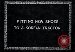 Standbild koreanischen Bauern Nägel Stahl Schuhe zu seiner Bulle Korea, 1936, aus Sekunde 8 historischem Filmmaterial Videoclip 65675028856