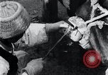 Standbild koreanischen Bauern Nägel Stahl Schuhe zu seiner Bulle Korea, 1936, aus Sekunde 34 historischem Filmmaterial Videoclip 65675028856