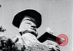 Standbild Twin Steinschnitzereien der Buddhas auf dem Berg Chan-ji Korea, 1936, aus Sekunde 40 historischem Filmmaterial Videoclip 65675028857