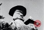 Standbild Twin Steinschnitzereien der Buddhas auf dem Berg Chan-ji Korea, 1936, aus Sekunde 41 historischem Filmmaterial Videoclip 65675028857