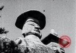 Standbild Twin Steinschnitzereien der Buddhas auf dem Berg Chan-ji Korea, 1936, aus Sekunde 42 historischem Filmmaterial Videoclip 65675028857