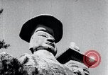 Standbild Twin Steinschnitzereien der Buddhas auf dem Berg Chan-ji Korea, 1936, aus Sekunde 44 historischem Filmmaterial Videoclip 65675028857