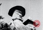 Standbild Twin Steinschnitzereien der Buddhas auf dem Berg Chan-ji Korea, 1936, aus Sekunde 45 historischem Filmmaterial Videoclip 65675028857