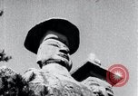 Standbild Twin Steinschnitzereien der Buddhas auf dem Berg Chan-ji Korea, 1936, aus Sekunde 46 historischem Filmmaterial Videoclip 65675028857