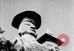 Standbild Twin Steinschnitzereien der Buddhas auf dem Berg Chan-ji Korea, 1936, aus Sekunde 48 historischem Filmmaterial Videoclip 65675028857