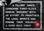 Standbild koreanischen Dorfbewohnern beschwichtigen lokale Spirituosen Korea, 1936, aus Sekunde 1 historischem Filmmaterial Videoclip 65675028858
