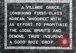 Standbild koreanischen Dorfbewohnern beschwichtigen lokale Spirituosen Korea, 1936, aus Sekunde 3 historischem Filmmaterial Videoclip 65675028858