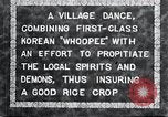 Standbild koreanischen Dorfbewohnern beschwichtigen lokale Spirituosen Korea, 1936, aus Sekunde 4 historischem Filmmaterial Videoclip 65675028858