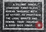 Standbild koreanischen Dorfbewohnern beschwichtigen lokale Spirituosen Korea, 1936, aus Sekunde 5 historischem Filmmaterial Videoclip 65675028858