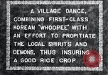 Standbild koreanischen Dorfbewohnern beschwichtigen lokale Spirituosen Korea, 1936, aus Sekunde 7 historischem Filmmaterial Videoclip 65675028858