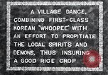 Standbild koreanischen Dorfbewohnern beschwichtigen lokale Spirituosen Korea, 1936, aus Sekunde 10 historischem Filmmaterial Videoclip 65675028858