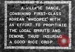 Standbild koreanischen Dorfbewohnern beschwichtigen lokale Spirituosen Korea, 1936, aus Sekunde 12 historischem Filmmaterial Videoclip 65675028858