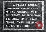 Standbild koreanischen Dorfbewohnern beschwichtigen lokale Spirituosen Korea, 1936, aus Sekunde 13 historischem Filmmaterial Videoclip 65675028858