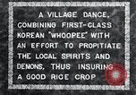 Standbild koreanischen Dorfbewohnern beschwichtigen lokale Spirituosen Korea, 1936, aus Sekunde 14 historischem Filmmaterial Videoclip 65675028858