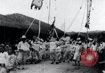 Standbild koreanischen Dorfbewohnern beschwichtigen lokale Spirituosen Korea, 1936, aus Sekunde 16 historischem Filmmaterial Videoclip 65675028858