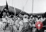 Standbild koreanischen Dorfbewohnern beschwichtigen lokale Spirituosen Korea, 1936, aus Sekunde 29 historischem Filmmaterial Videoclip 65675028858