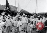 Standbild koreanischen Dorfbewohnern beschwichtigen lokale Spirituosen Korea, 1936, aus Sekunde 32 historischem Filmmaterial Videoclip 65675028858