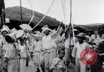Standbild koreanischen Dorfbewohnern beschwichtigen lokale Spirituosen Korea, 1936, aus Sekunde 36 historischem Filmmaterial Videoclip 65675028858