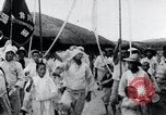 Standbild koreanischen Dorfbewohnern beschwichtigen lokale Spirituosen Korea, 1936, aus Sekunde 37 historischem Filmmaterial Videoclip 65675028858