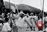 Standbild koreanischen Dorfbewohnern beschwichtigen lokale Spirituosen Korea, 1936, aus Sekunde 41 historischem Filmmaterial Videoclip 65675028858
